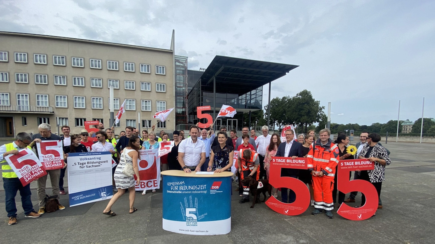Startschuss für die Unterschriftenaktion zur Bildungszeit am 25. August 2023 in Dresden 
