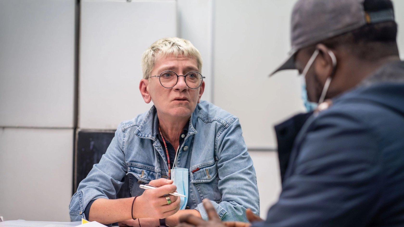 Bianka Huber, DerLaden, im Gespräch mit einem Geflüchteten